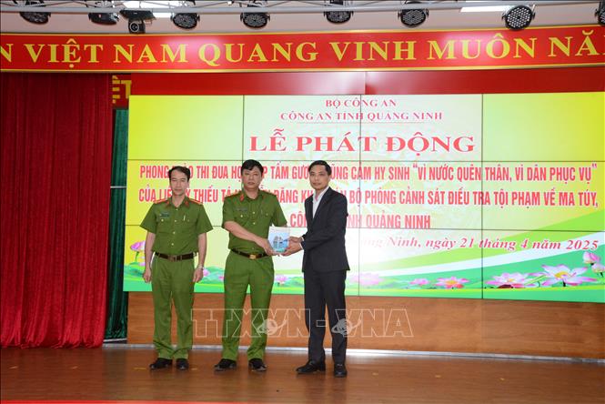 Ông Vũ Văn Diện, Phó Chủ tịch UBND tỉnh Quảng Ninh, biểu dương, thưởng nóng cho chuyên án. Ảnh: Thanh Vân -TTXVN 