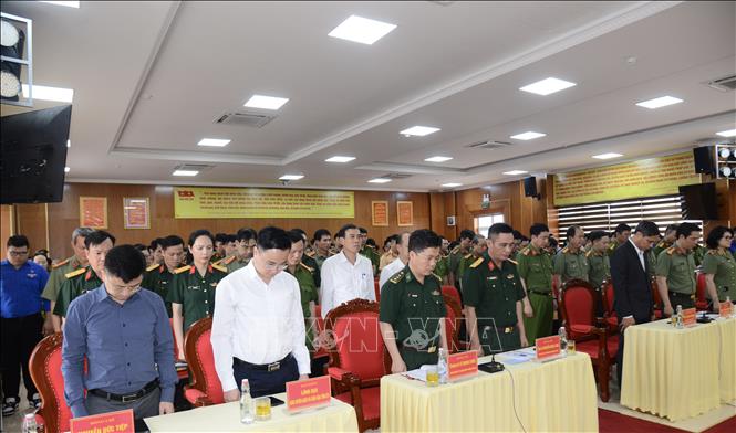 Các đại biểu tưởng niệm Liệt sĩ Nguyễn Đăng Khải. Ảnh: Thanh Vân -TTXVN 