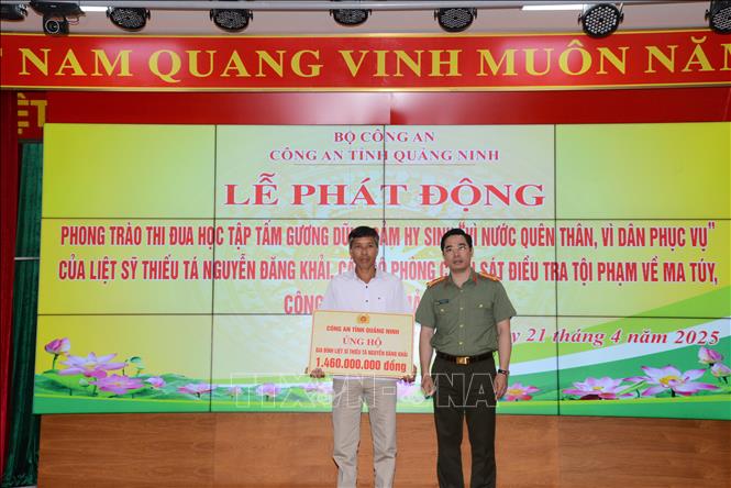 Đại tá Trần Văn Phúc, Giám đốc Công an tỉnh Quảng Ninh, trao hỗ trợ cho bố Liệt sĩ Nguyễn Đăng Khải. Ảnh: Thanh Vân -TTXVN 