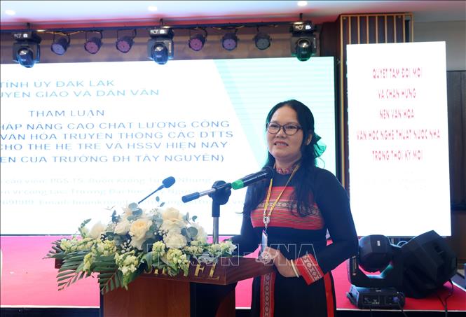 PGS.TS Buôn Krông Thị Tuyết Nhung tham luận tại hội thảo. Ảnh: Hoài Thu – TTXVN