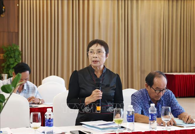 Nhà nghiên cứu văn hóa Linh Nga Niê Kdăm chia sẻ, thảo luận về công tác bảo tồn, phát huy văn hóa bản địa hiện nay ở Đắk Lắk. Ảnh: Hoài Thu – TTXVN