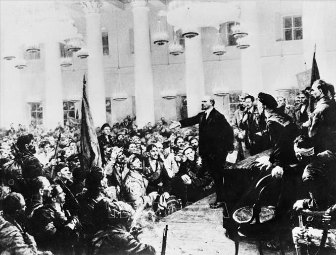 Ngay trong đêm 7/11/1917, Đại hội các Xô-viết được triệu tập, thành lập Chính quyền Xô-viết do V.I.Lenin đứng đầu. Ảnh: Tư liệu/TTXVN phát