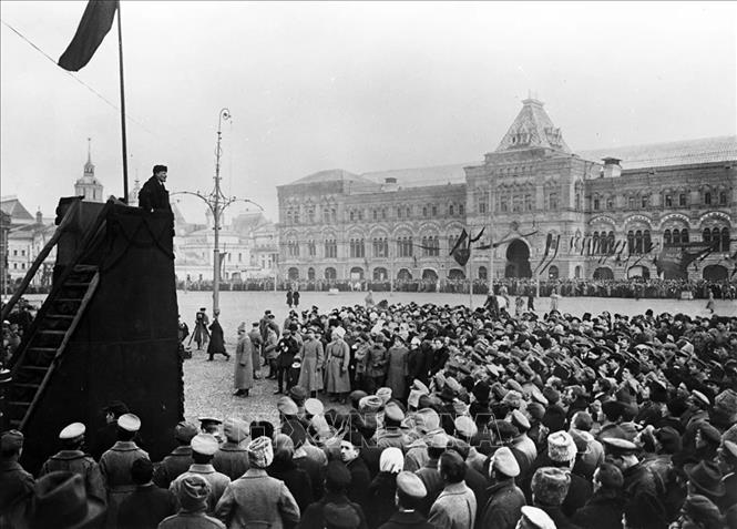 V.I.Lenin đọc diễn văn tại Quảng trường Đỏ ở Moskva trong Lễ kỷ niệm một năm ngày Cách mạng Tháng Mười Nga thành công, 7/11/1918. Ảnh: Tư liệu/TTXVN phát
