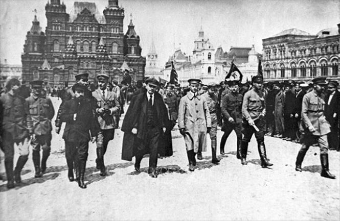 V.I.Lenin trên Quảng trường Đỏ ở Moskva trong Lễ kỷ niệm một năm Cách mạng Tháng Mười thắng lợi, 7/11/1918. Ảnh: Tư liệu/TTXVN phát