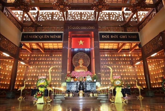 Trung tâm điện thờ Đền tưởng niệm Bến Dược - Củ Chi là bàn thờ Tổ quốc trang nghiêm được bố trí theo kiểu đình Việt Nam, chính giữa có tượng Chủ tịch Hồ Chí Minh. Ảnh: Hồng Đạt - TTXVN

