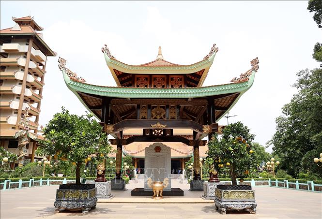 Nhà văn bia là một nhà vuông có hai mái, lợp ngói, ở giữa đặt tấm bia đá khắc bài thơ của Viễn Phương, được xem là bản hùng ca về đất và người Củ Chi. Ảnh: Hồng Đạt - TTXVN
