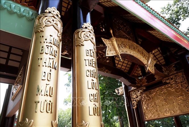 Đôi câu đối ca ngợi tinh thần anh dũng hy sinh trong chiến đấu của đất và người Củ Chi. Ảnh: Hồng Đạt - TTXVN
