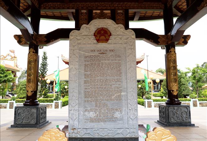 Tấm văn bia về bản hùng ca về đất và người Củ Chi làm từ khối đá nặng 18 tấn ở Ngũ Hành Sơn (Đà Nẵng). Ảnh: Hồng Đạt - TTXVN
