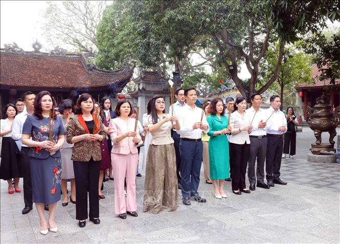 Bà Lê Thị Bích Trân, Phu nhân Thủ tướng Phạm Minh Chính và các đại biểu dâng hương tại Đền Đô, Từ Sơn, Bắc Ninh. Ảnh: Phạm Kiên - TTXVN
