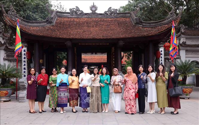 Bà Lê Thị Bích Trân, Phu nhân Thủ tướng Chính phủ Phạm Minh Chính và nhóm Phụ nữ cộng đồng ASEAN tại Hà Nội tại Đền Đô, Từ Sơn, Bắc Ninh. Ảnh: Phạm Kiên - TTXVN