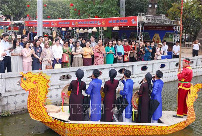 Bà Lê Thị Bích Trân, Phu nhân Thủ tướng Chính phủ Phạm Minh Chính và nhóm Phụ nữ cộng đồng ASEAN tại Hà Nội thưởng thức màn biểu diễn hát Quan họ của các liền anh, liền chị tỉnh Bắc Ninh. Ảnh: Phạm Kiên - TTXVN