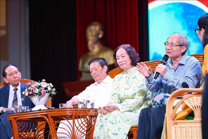 Nhân chứng lịch sử là những nhà giáo từng tham gia chiến đấu, bảo vệ tổ quốc vẫn ngày đêm tiếp lửa cho thế hệ trẻ hôm nay. Ảnh: Thanh Tùng - TTXVN 