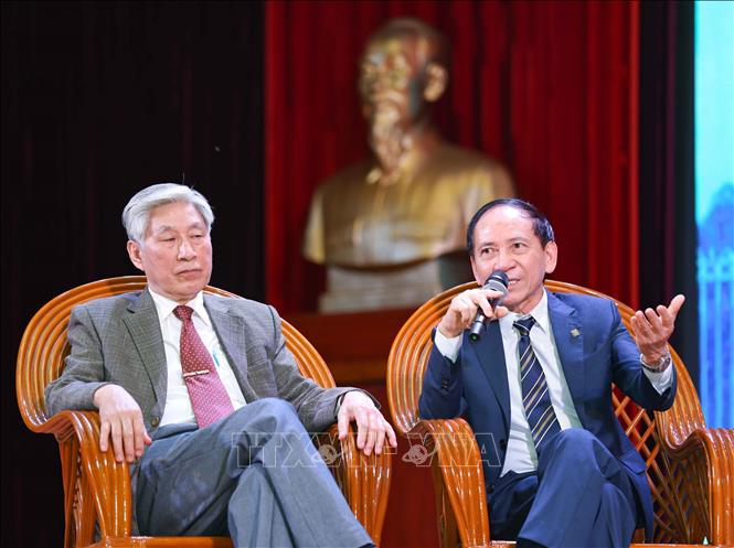 Nhân chứng lịch sử là những nhà giáo từng tham gia chiến đấu, bảo vệ tổ quốc vẫn ngày đêm tiếp lửa cho thế hệ trẻ hôm nay. Ảnh: Thanh Tùng - TTXVN 