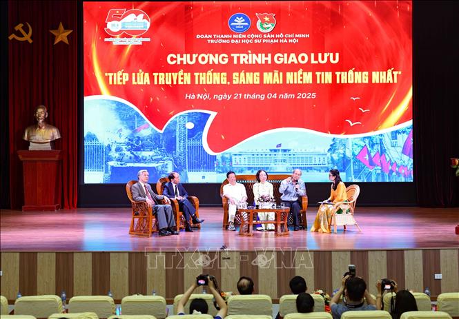 Những khách mời đặc biệt đã góp phần làm nên truyền thống anh hùng của thanh niên miền Bắc, của tuổi trẻ các trường đại học giao lưu trong chương trình. Ảnh: Thanh Tùng - TTXVN