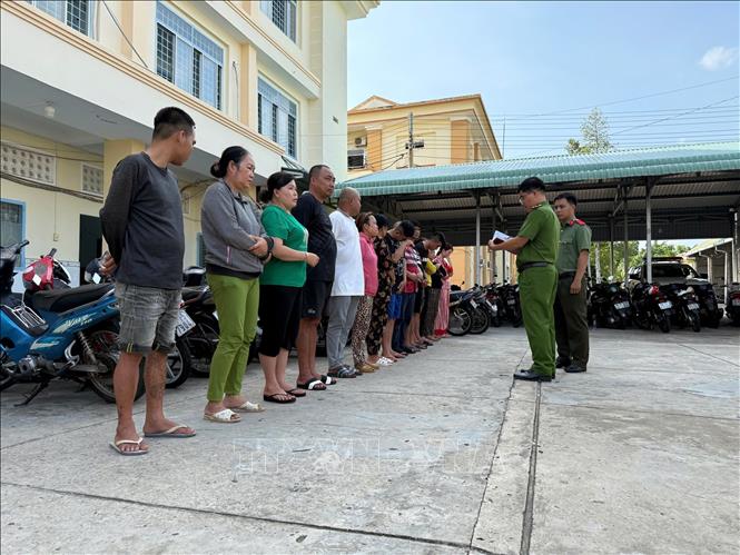  Các đối tượng tham gia đánh bạc bị tạm giữ. Ảnh: TTXVN phát