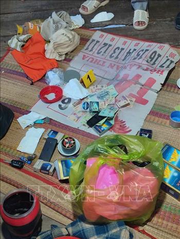 Tang vật tại hiện trường đánh bạc. Ảnh: TTXVN phát