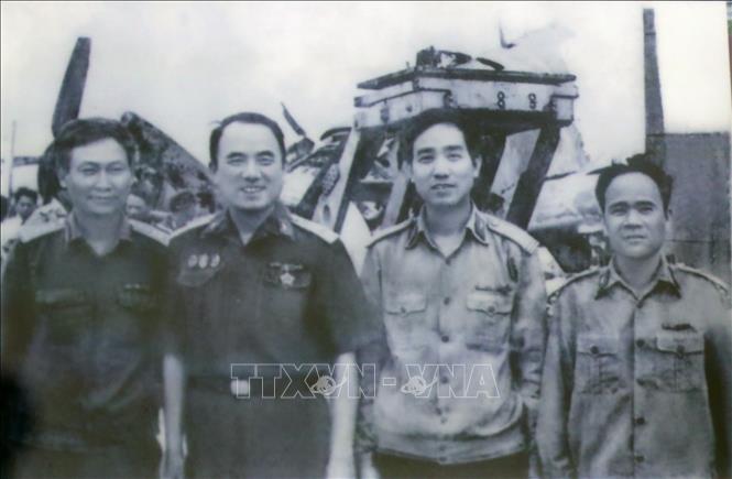 Thượng tá Phạm Chu Hải (ngoài cùng bên trái) và đồng đội thuộc bộ phận kỹ thuật không quân dự ''Kỷ niệm 5 năm Chiến thắng trận tập kích đường không'' tại sân bay Tân Sơn Nhất. Ảnh do nhân vật cung cấp. TTXVN phát