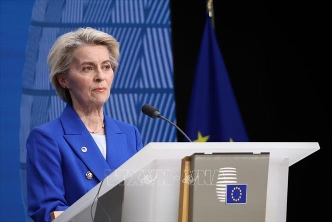 Chủ tịch Ủy ban châu Âu (EC), bà Ursula von der Leyen đã gửi lời chia buồn trước sự ra đi của Giáo hoàng Francis, đồng thời ca ngợi “sự khiêm nhường và tình yêu trong sáng của Đức Giáo hoàng dành cho những người kém may mắn”. Ảnh: IRNA/TTXVN