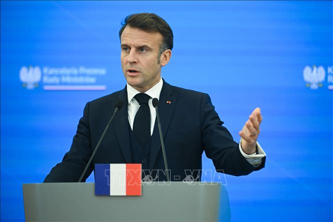 Tổng thống Pháp Emmanuel Macron ca ngợi Giáo hoàng Francis là người khiêm nhường, đứng về phía những người bị tổn thương và mong manh nhất. Ảnh: THX/TTXVN