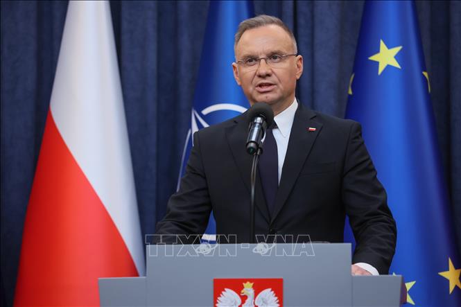 Tổng thống Ba Lan Andrzej Duda cho biết Đức Giáo hoàng Francis là “một tông đồ vĩ đại của lòng thương xót”, người mà ông nhìn thấy câu trả lời cho những thách thức của thế giới hiện đại. Ảnh: PAP/TTXVN