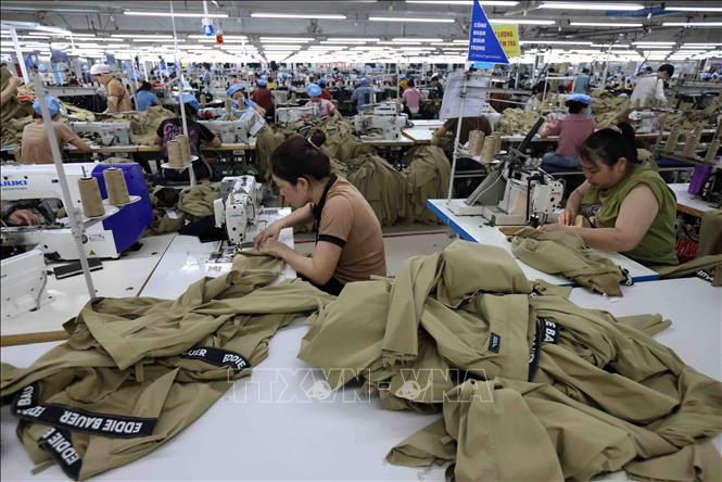 May sản phẩm xuất khẩu ở Công ty may Hoà Thọ trong Khu công nghiệp Nam Đông Hà, thành phố Đông Hà, tỉnh Quảng Trị. Ảnh: Vũ Sinh - TTXVN