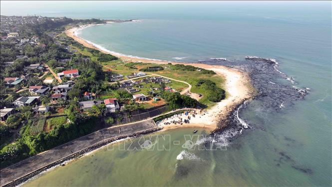Mũi Lay ở thôn Vịnh Mốc, xã Vĩnh Thạch, huyện Vĩnh Linh, tỉnh Quảng Trị là điểm du lịch trong khu Di tích lịch sử - kiến trúc nghệ thuật quốc gia đặc biệt “Địa đạo Vịnh Mốc và hệ thống làng hầm Vĩnh Linh”. Ảnh: Vũ Sinh - TTXVN