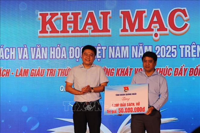 Đại diện Tỉnh đoàn Quảng Ngãi trao tặng sách cho Trường Phổ thông dân tộc bán trú Tiểu học và Trung học cơ sở Long Môn, huyện Minh Long. Ảnh: Đinh Hương - TTXVN
