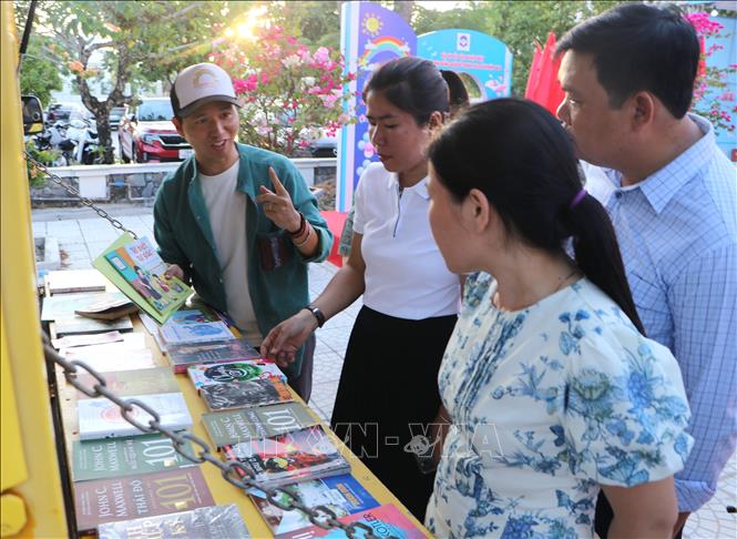 Người dân tham quan, xem sách tại Ngày Sách và Văn hóa đọc năm 2025. Ảnh: Đinh Hương - TTXVN
