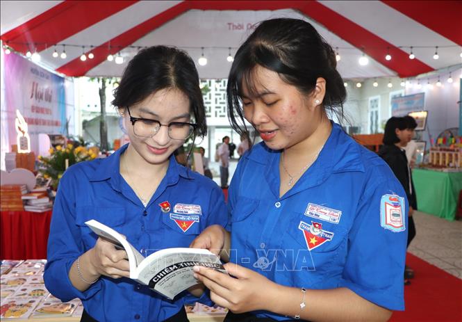 Học sinh đọc sách tại Ngày Sách và Văn hóa đọc 2025. Ảnh: Đinh Hương - TTXVN
