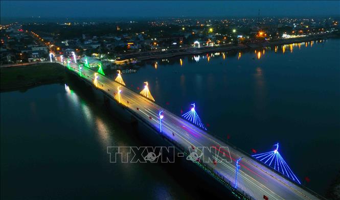 Cầu Thành Cổ bắc qua sông Thạch Hãn thuộc Phường 2, thị xã Quảng Trị. Ảnh: Vũ Sinh - TTXVN