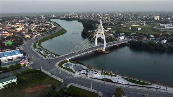 Cầu An Lạc bắc qua sông Hiếu, nối Phường 1 với phường Đông Thanh, thành phố Đông Hà vừa được đưa vào sử dụng quý 1/2025. Ảnh: Vũ Sinh – TTXVN