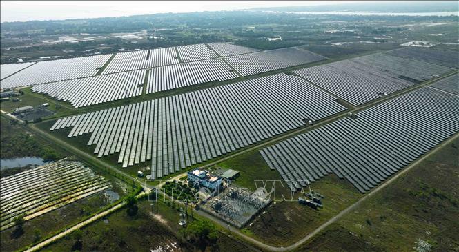 Đến nay, trên địa bàn tỉnh có 19 dự án điện gió (tổng công suất 671 MW), 3 dự án điện mặt trời (công suất 127 MW) đã được đưa vào vận hành thương mại. Ảnh: Vũ Sinh – TTXVN