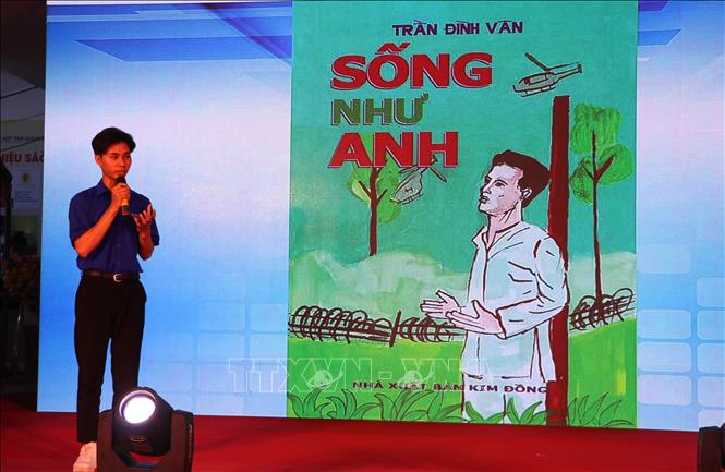 Phần thi thiết kế và thuyết trình về bìa sách của Trường Đại học Phạm Văn Đồng. Ảnh: Đinh Hương - TTXVN
