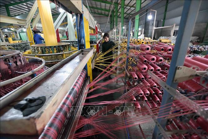 Dệt sản phẩm bao bì ở nhà máy của Công ty Đặng Dũng LB, Khu kinh tế Lao Bảo, huyện Hướng Hoá, tỉnh Quảng Trị. Ảnh: Vũ Sinh – TTXVN