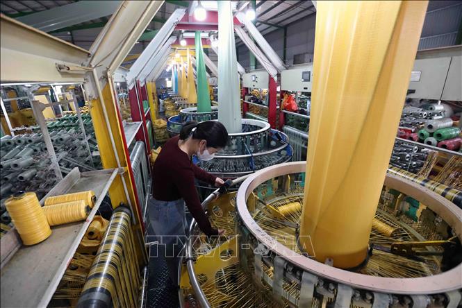 Dệt sản phẩm bao bì ở nhà máy của Công ty Đặng Dũng LB, Khu kinh tế Lao Bảo, huyện Hướng Hoá, tỉnh Quảng Trị. Ảnh: Vũ Sinh – TTXVN