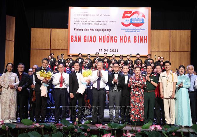 Tổng Bí thư Tô Lâm và đại biểu cùng các nghệ sĩ biểu diễn trong Chương trình Hoà nhạc đặc biệt 