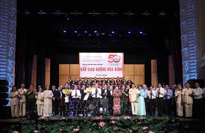 Tổng Bí thư Tô Lâm và đại biểu cùng các nghệ sĩ biểu diễn trong Chương trình Hoà nhạc đặc biệt 