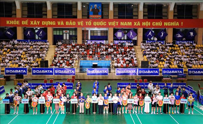 Ban Tổ chức tặng hoa và cờ lưu niệm cho các đội tham gia giải. Ảnh: Trung Kiên - TTXVN