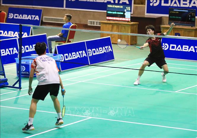 VĐV Nguyễn Văn Mai - Hà Nội (áo trắng) thi đấu với VĐV Lê Minh Sơn - Hải Phòng ở nội dung Nhóm A. Ảnh: Trung Kiên - TTXVN