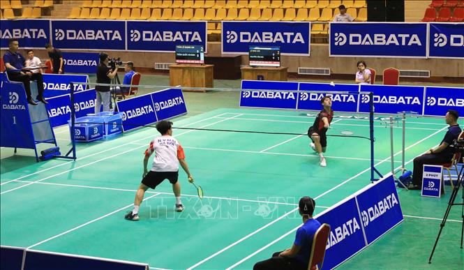 VĐV Nguyễn Văn Mai - Hà Nội (áo trắng) thi đấu với VĐV Lê Minh Sơn - Hải Phòng ở nội dung Nhóm A. Ảnh: Trung Kiên - TTXVN