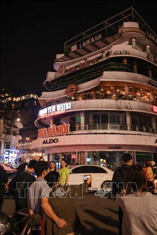 Gần 21 giờ ngày 21/4, có khá đông người đến khu vực Quảng trường Đông Kinh - Nghĩa Thục để chụp ảnh lưu niệm. Ảnh: Hoàng Hiếu - TTXVN