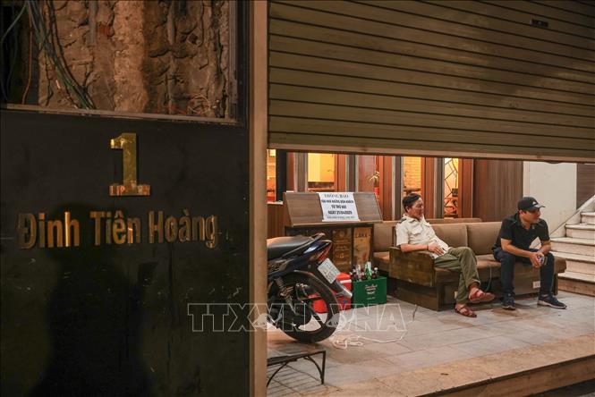 Các thông báo toà nhà dừng hoạt động được dán tại cổng số 1 Đinh Tiên Hoàng. Ảnh: Hoàng Hiếu - TTXVN