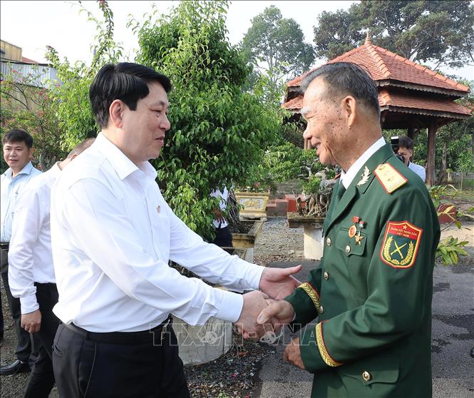 Chủ tịch nước Lương Cường thăm Anh hùng Lực lượng vũ trang nhân dân Tô Văn Đực tại xã Nhuận Đức, huyện Củ Chi. Ảnh: Lâm Khánh – TTXVN