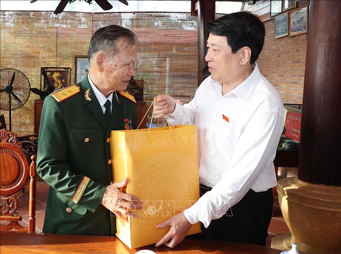 Chủ tịch nước Lương Cường tặng quà, thăm hỏi Anh hùng Lực lượng vũ trang nhân dân Tô Văn Đực tại xã Nhuận Đức, huyện Củ Chi. Ảnh: Lâm Khánh – TTXVN