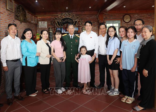 Chủ tịch nước Lương Cường với gia đình Anh hùng Lực lượng vũ trang nhân dân Tô Văn Đực tại xã Nhuận Đức, huyện Củ Chi. Ảnh: Lâm Khánh – TTXVN