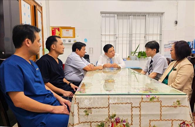 Bác sĩ Phạm Thanh Phong, Phó Giám đốc Bệnh viện Đa khoa Trung ương Cần Thơ (giữa) trong cuộc họp với các chuyên gia về việc thành lập Trung tâm nội soi siêu âm chuyên sâu đầu tiên tại Đồng bằng sông Cửu Long. Ảnh: TTXVN phát
