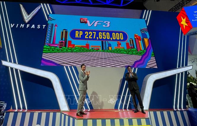 Pham Sanh Chau, CEO of VinFast Asia, introduces the price for VF 3 mini-SUV at the Indonesia International Motor Show in February. Photo by courtesy/VNA