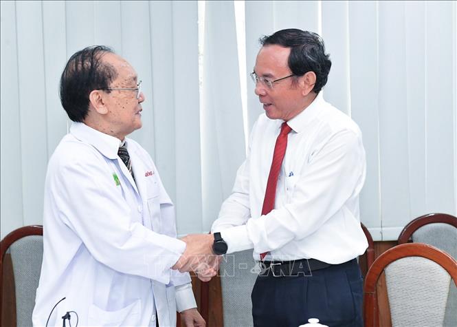 Ông Nguyễn Văn Nên, Ủy viên Bộ Chính trị, Bí thư Thành ủy Thành phố Hồ Chí Minh chúc mừng giáo sư Trần Đông A nhân Ngày Thầy thuốc Việt Nam (27/2). Ảnh: TTXVN phát