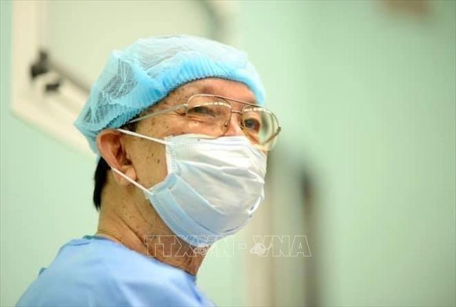 Giáo sư Trần Đông A, Nguyên Phó Giám đốc Bệnh viện Nhi đồng 2 Thành phố Hồ Chí Minh là một bác sĩ ngoại khoa nổi tiếng. Ảnh: TTXVN phát