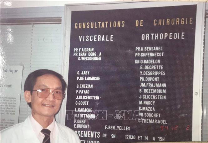 Giáo sư Trần Đông A hồi trẻ trong một chuyến đi Pháp. Ảnh: TTXVN phát